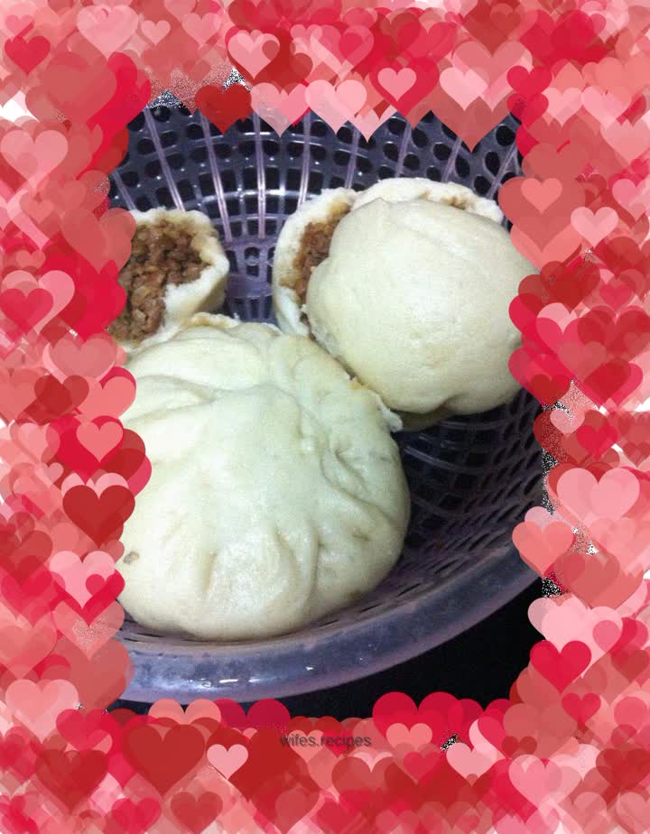 Big steamed stuffed buns with meat filling