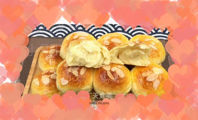 The light cream meal buns are fragrant, soft, and silky, and they are full of milky flavor when you take a bite!