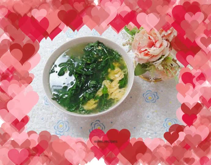 Chrysanthemum leaf and egg drop soup