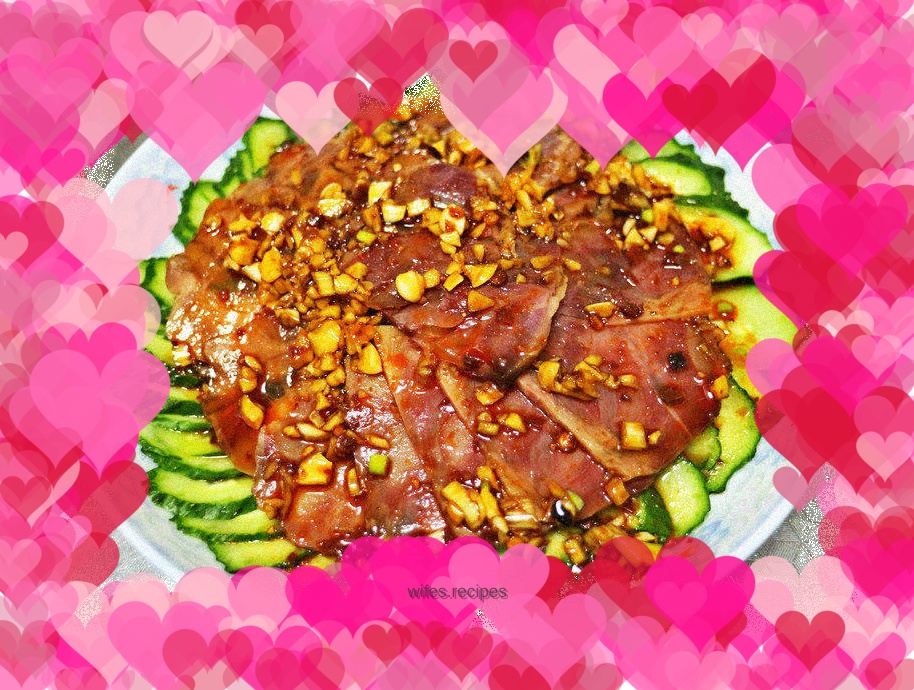 Beef with garlic and cucumber sauce