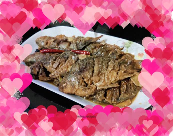 Stewed crucian carp in iron pot