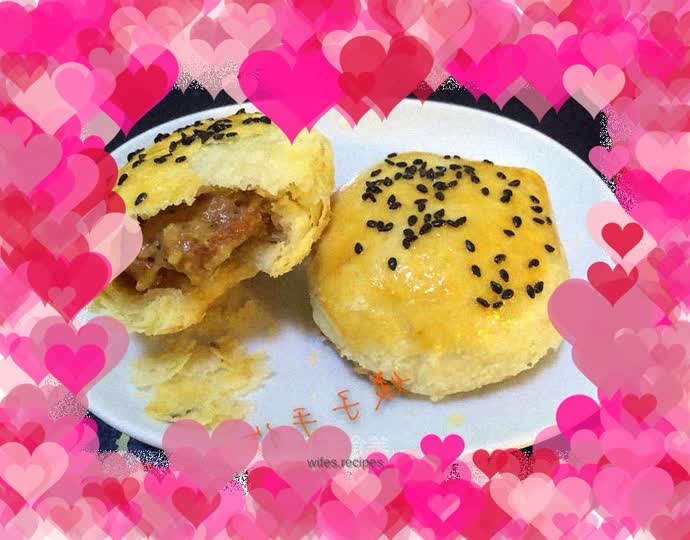 Fresh meat mooncakes---enjoy the crispy and charming flavor of that place