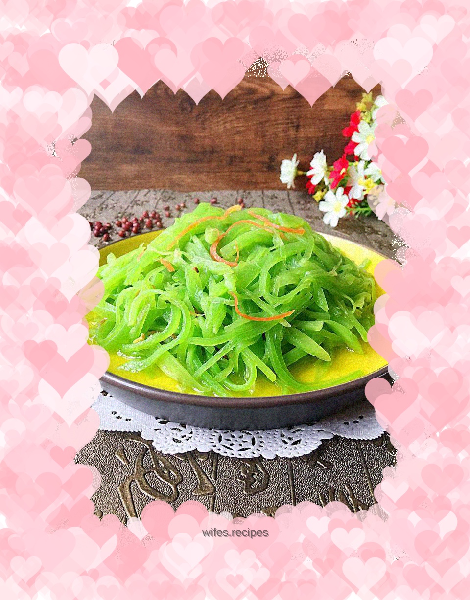 Stir-fried shredded lettuce