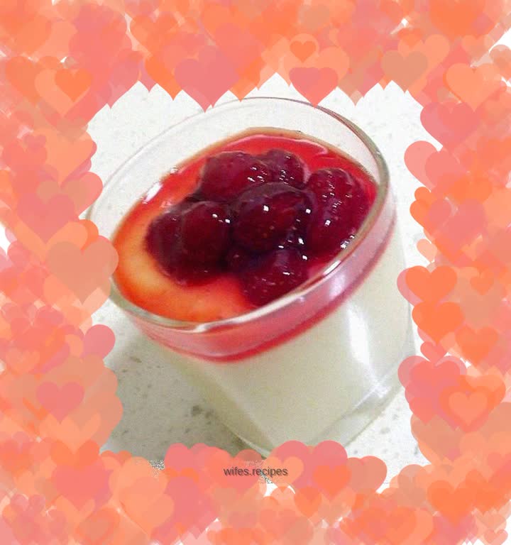 Milk stewed eggs with fresh whole strawberry jam