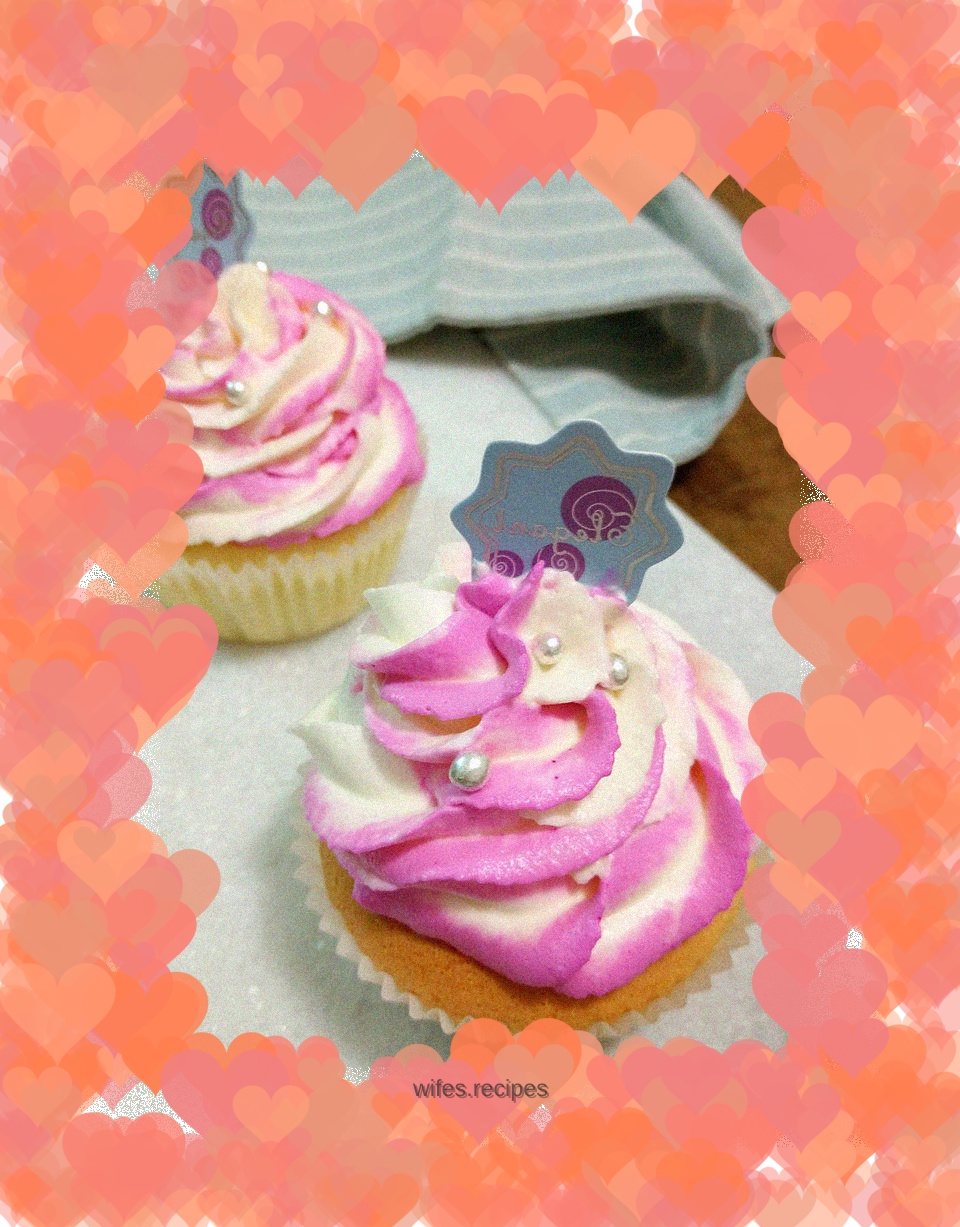 Two-color cream cupcake