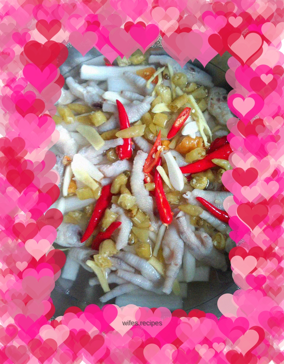 Pickled pepper chicken feet