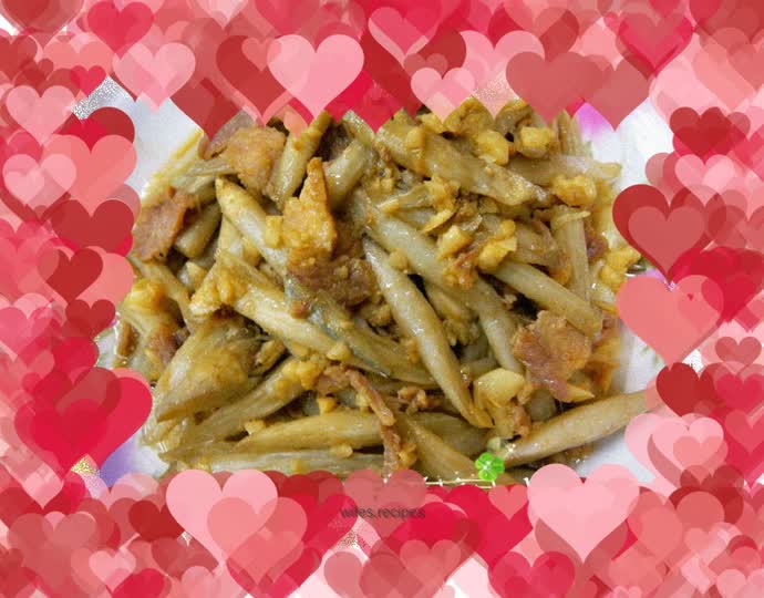 Stir-fried pork with garlic and lotus root tips