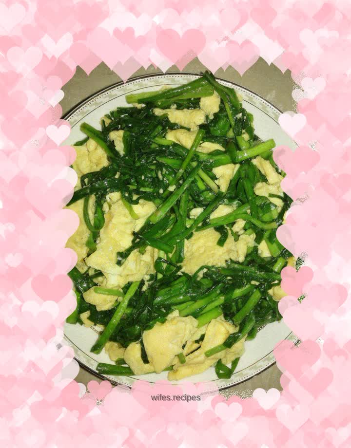 Fried eggs with chives