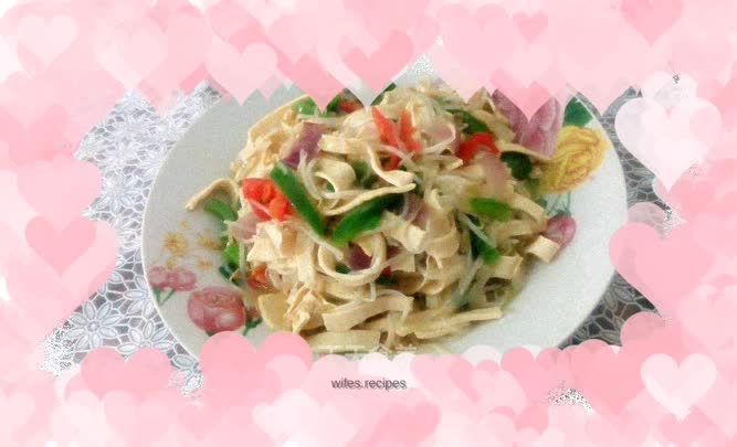 Stir-fried shredded bean sprouts with double peppers