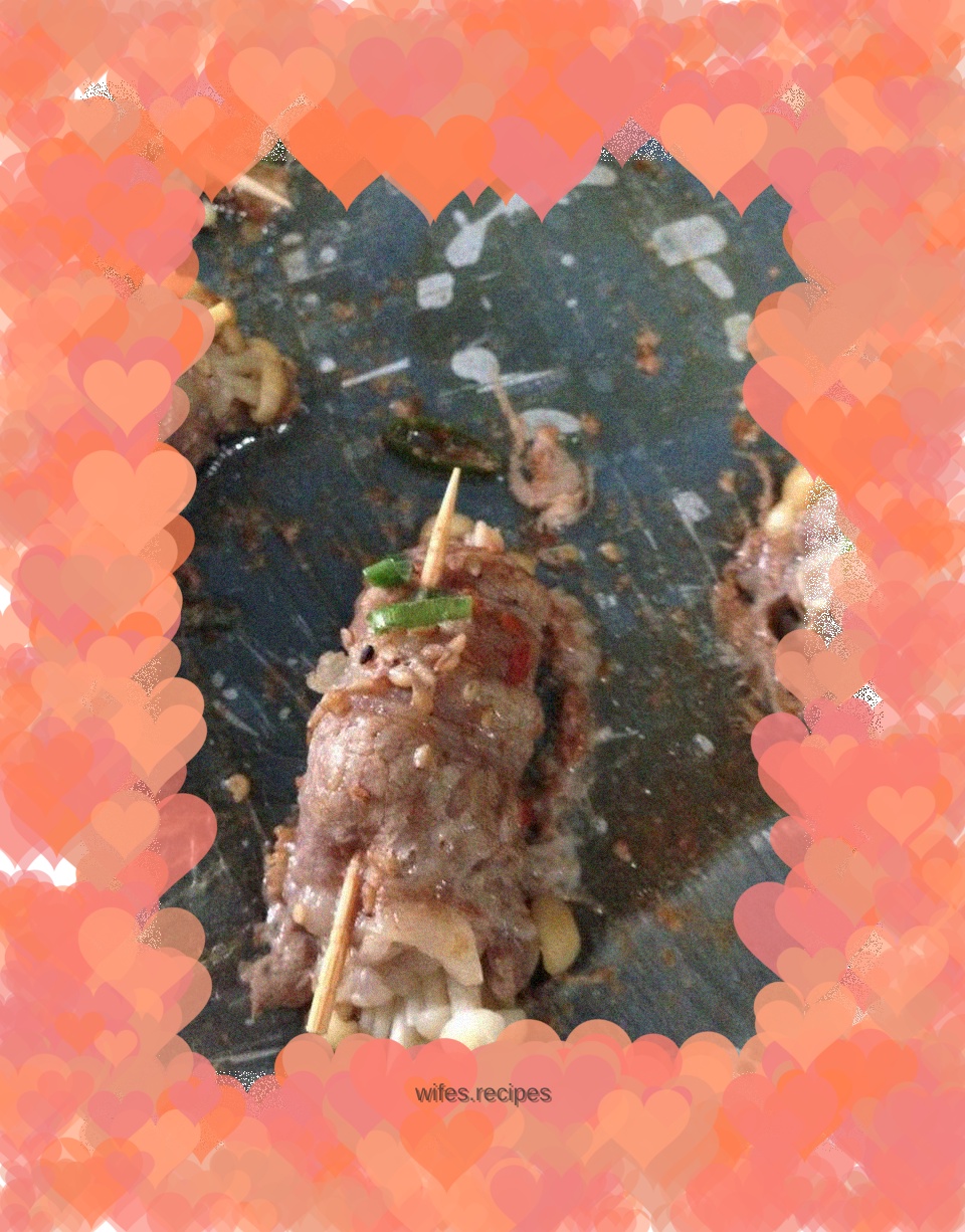 Microwave grilled enoki mushroom meat rolls