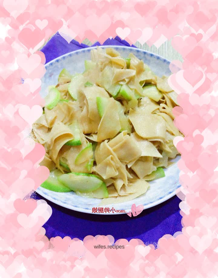 Vegetarian stir-fried zucchini and dried tofu ~ stir-fried tofu skin with horned melon