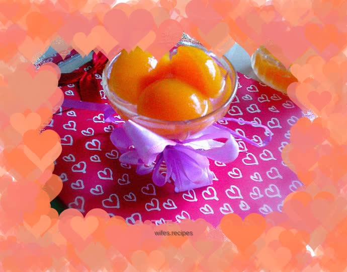 Homemade canned yellow peaches