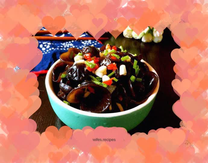 Cold black fungus with sour and spicy flavor