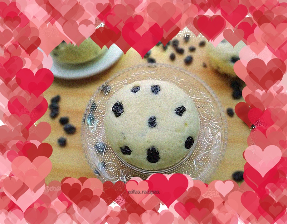 You can make cakes without an oven – steamed blackcurrant cake in a bowl