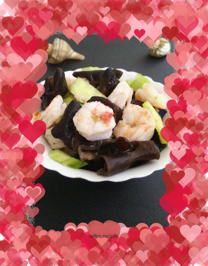 Fried fungus and cucumber with shrimps