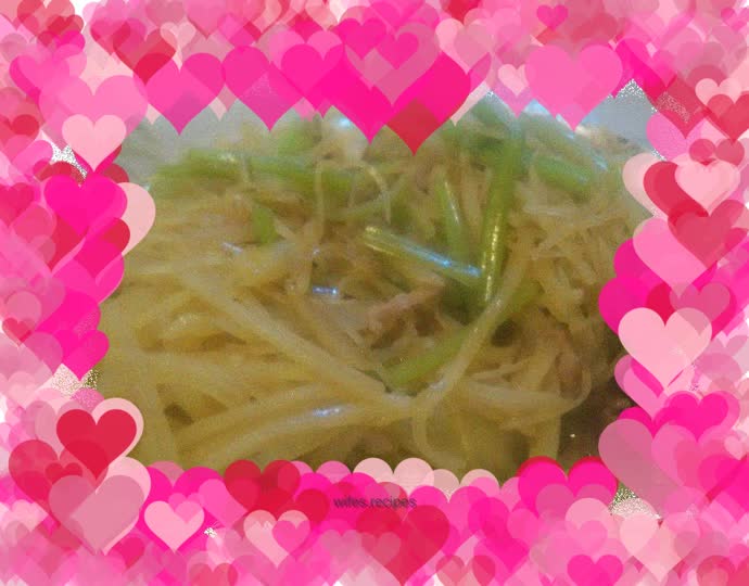 Stir-fried shredded potatoes with celery
