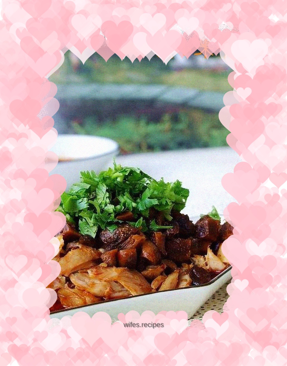 Shredded chicken with mushroom sauce