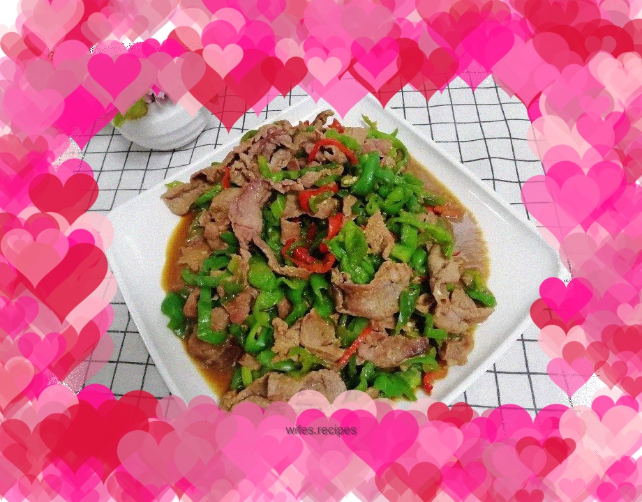 Stir-fried beef with green and red pepper
