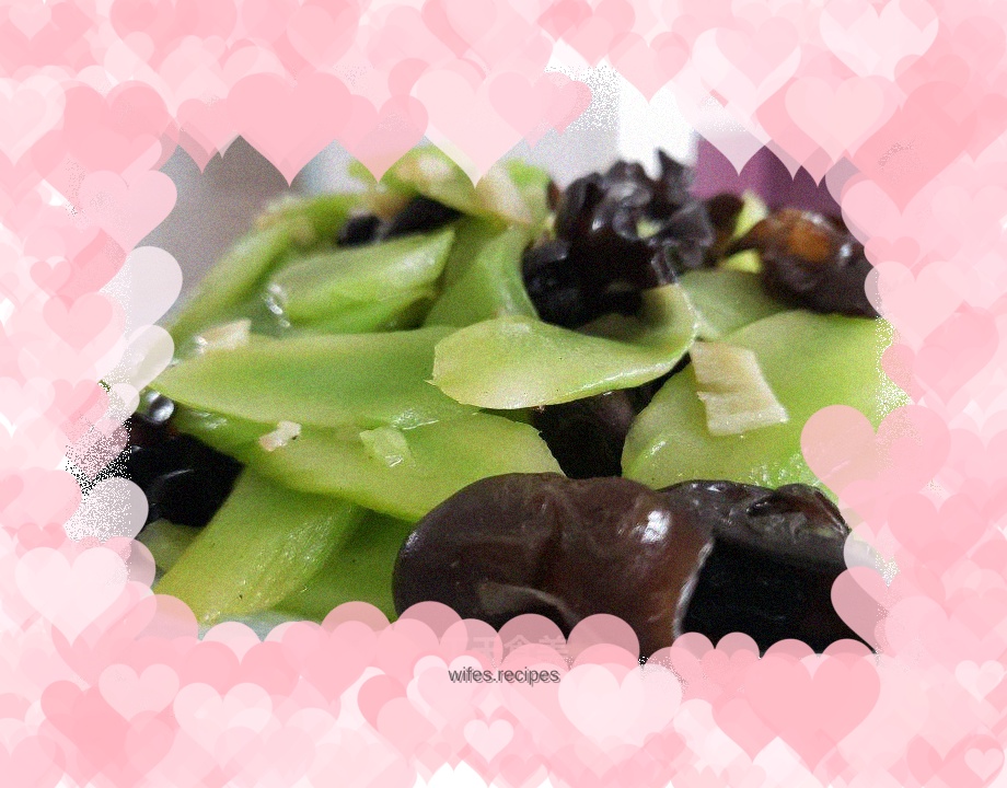 Stir-fried black fungus with lettuce