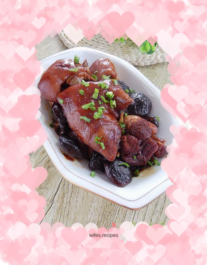 Braised pork trotters with mushrooms