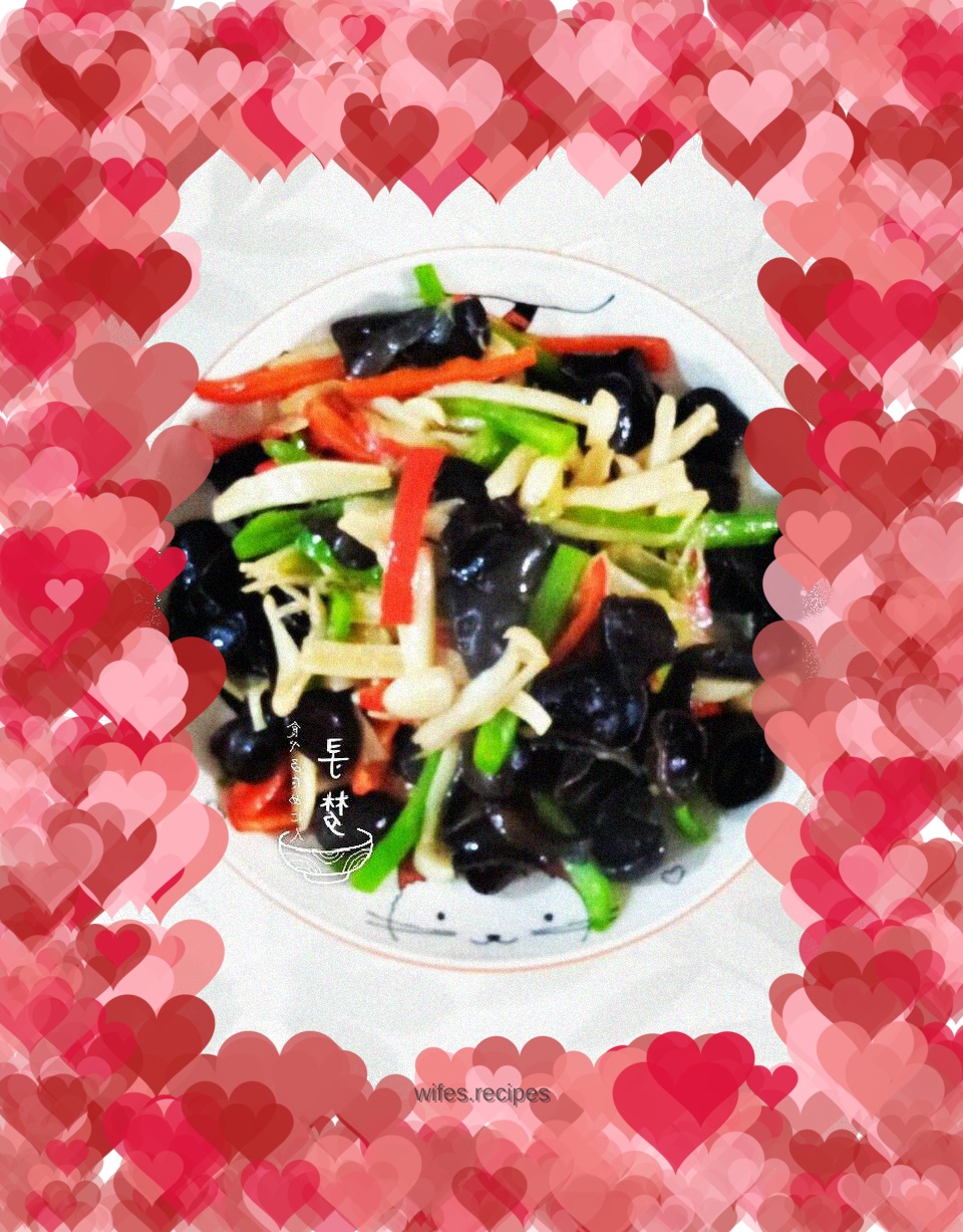 Stir-fried peppers with mushrooms and fungus