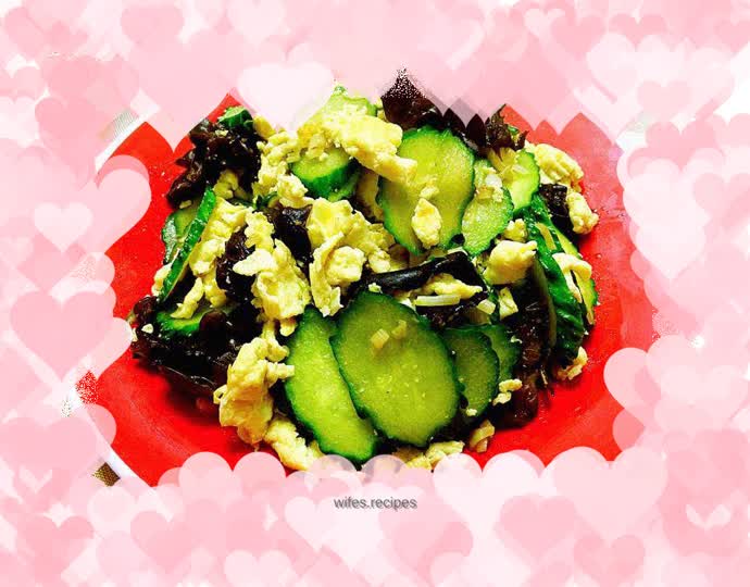 Scrambled eggs with cucumber and fungus