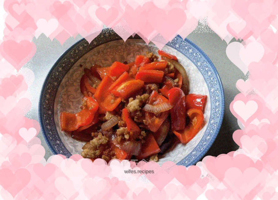 Stir-fried pork with onions and red peppers