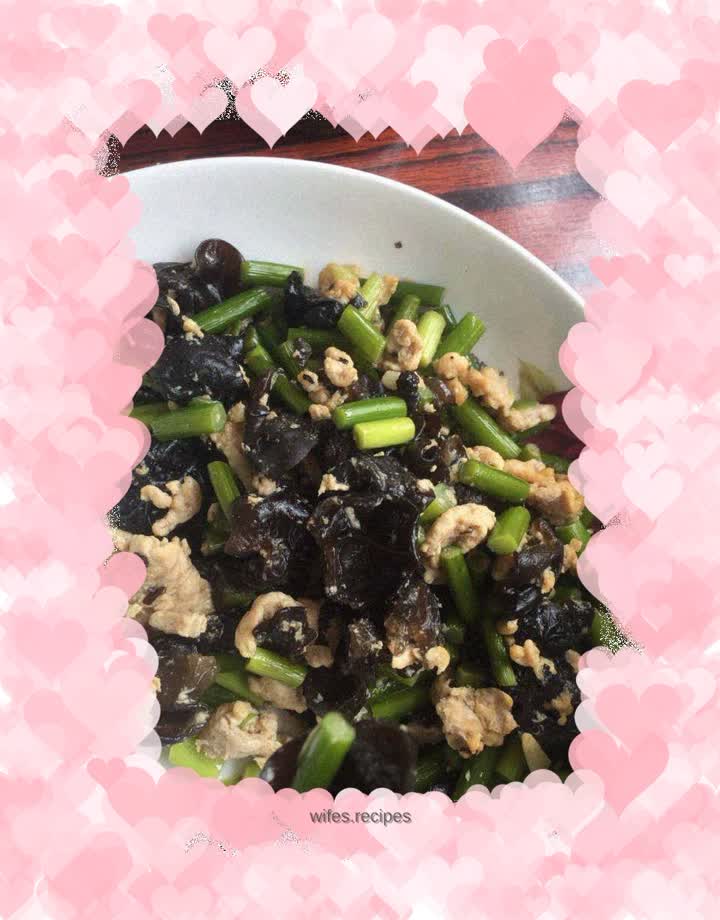 Stir-fried pork with garlic, fungus and fungus