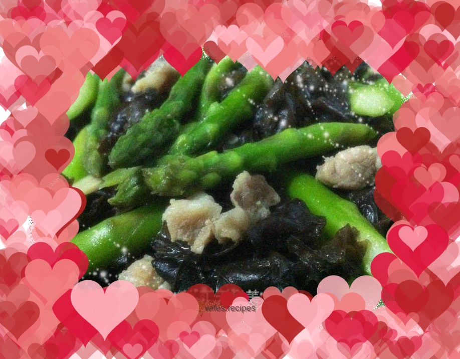 Stir-fried asparagus with fungus and meat slices