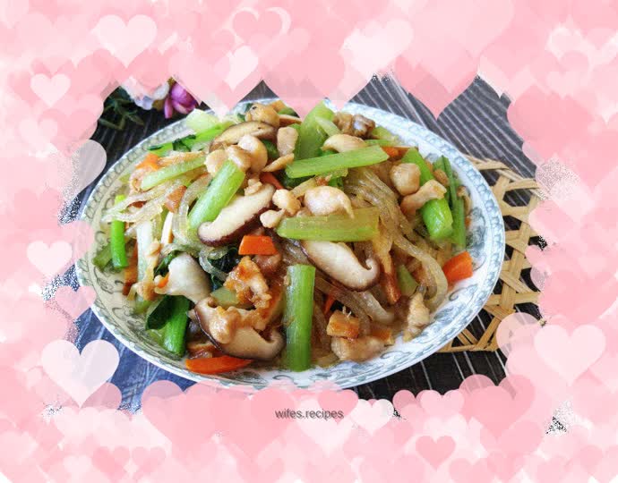 Stir-fried vermicelli with diced chicken and vegetables
