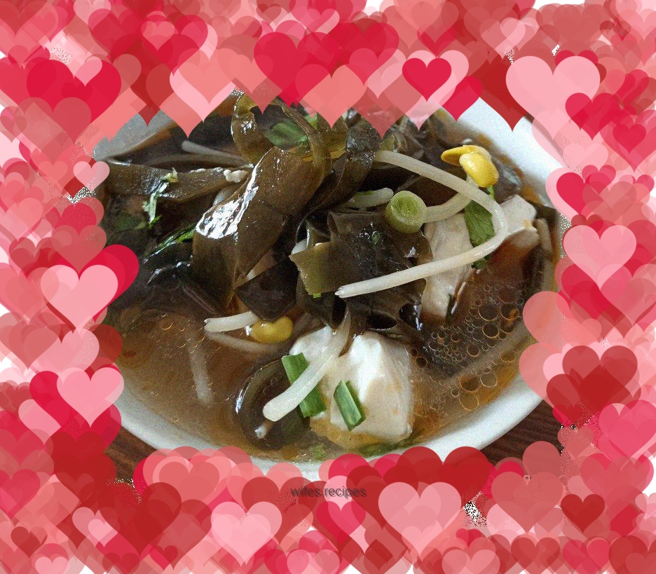 Kelp, bean sprouts and tofu soup