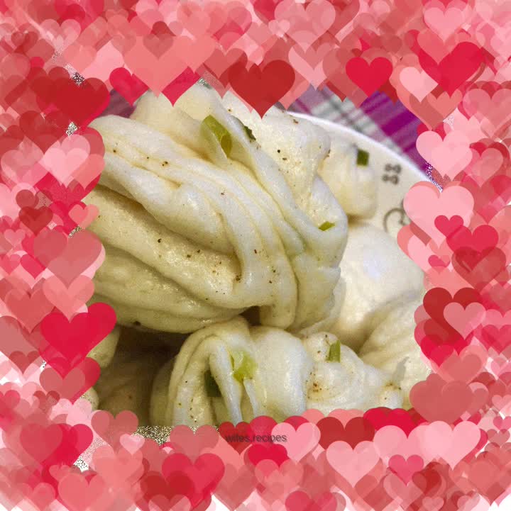 Onion-flavored flower rolls