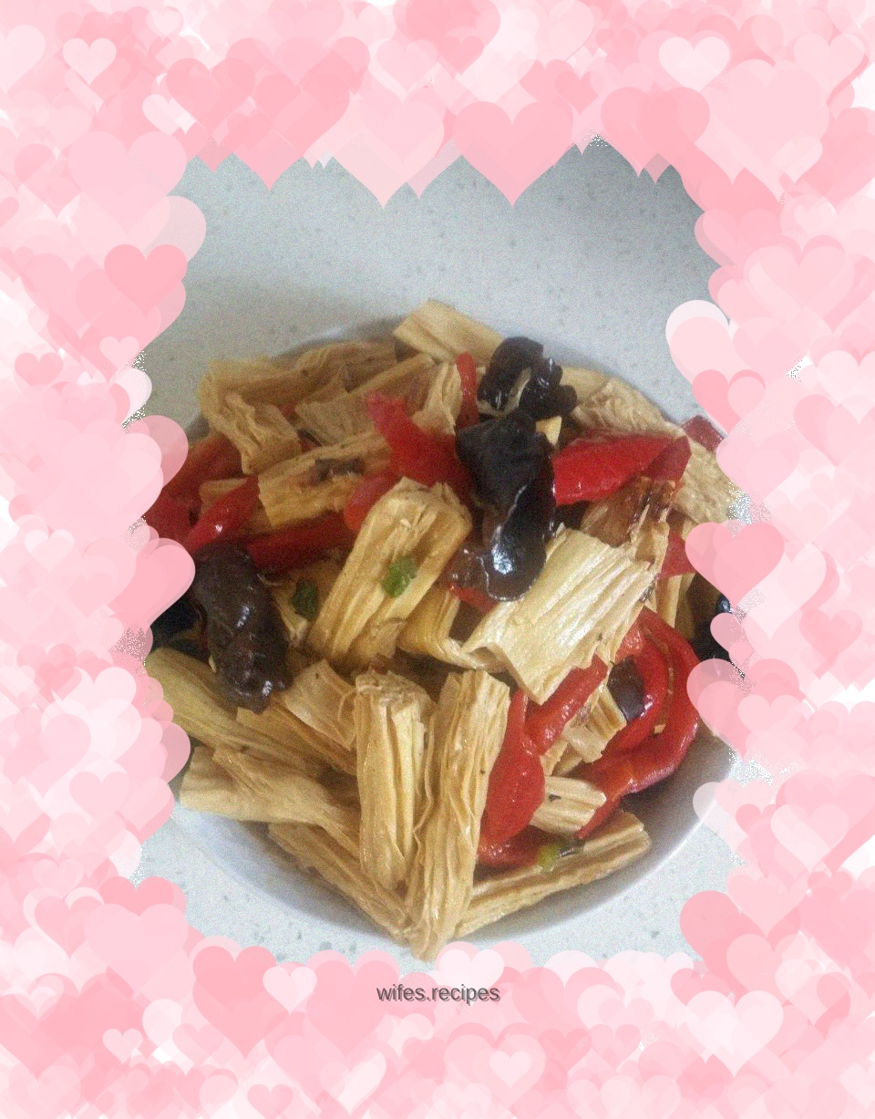 Stir-fried yuba with red pepper and fungus