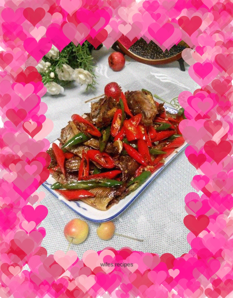 Stir-fried small dried fish with green and red pepper