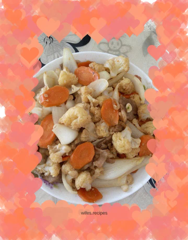 Stir-fried pork with cauliflower, green onions