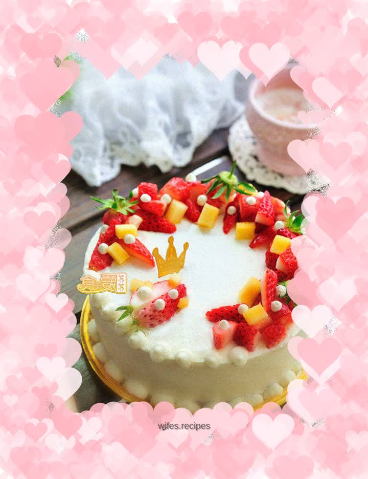 Fruit wreath cake as soft as clouds