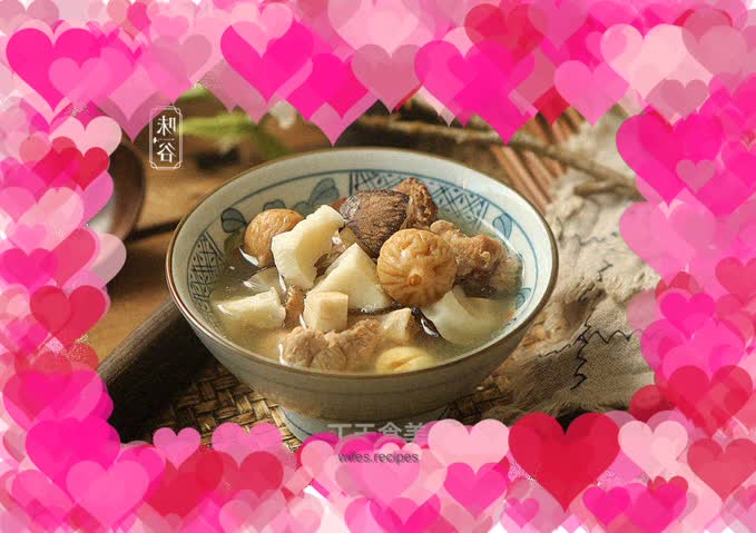 (Moisten the lungs and relieve cough) Sea Coconut Emperor Pork Bone Soup
