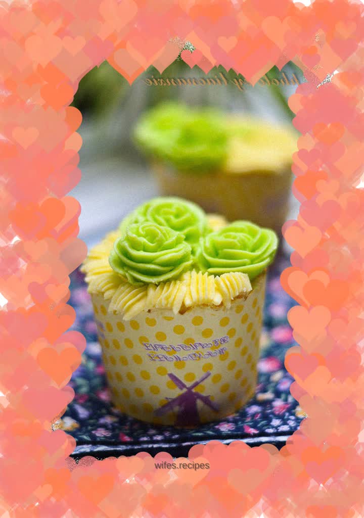 Buttercream decorated mini cake