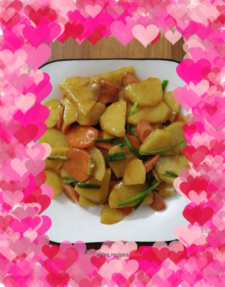 Stir-fried potatoes and carrots with ham