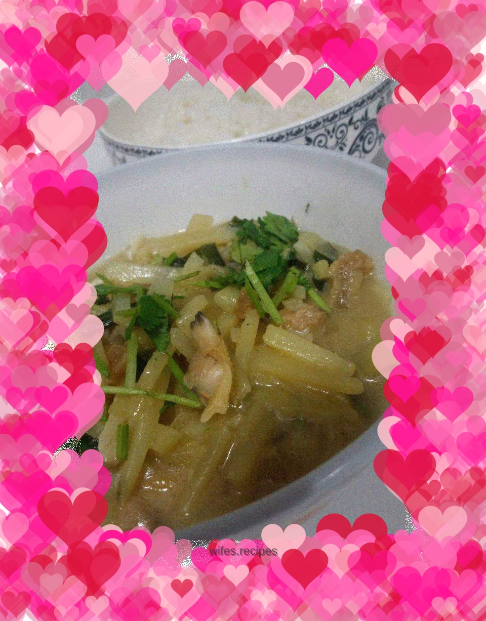 Stewed clams and shredded potatoes soup