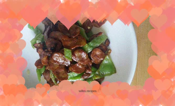 Fried sausage with green pepper