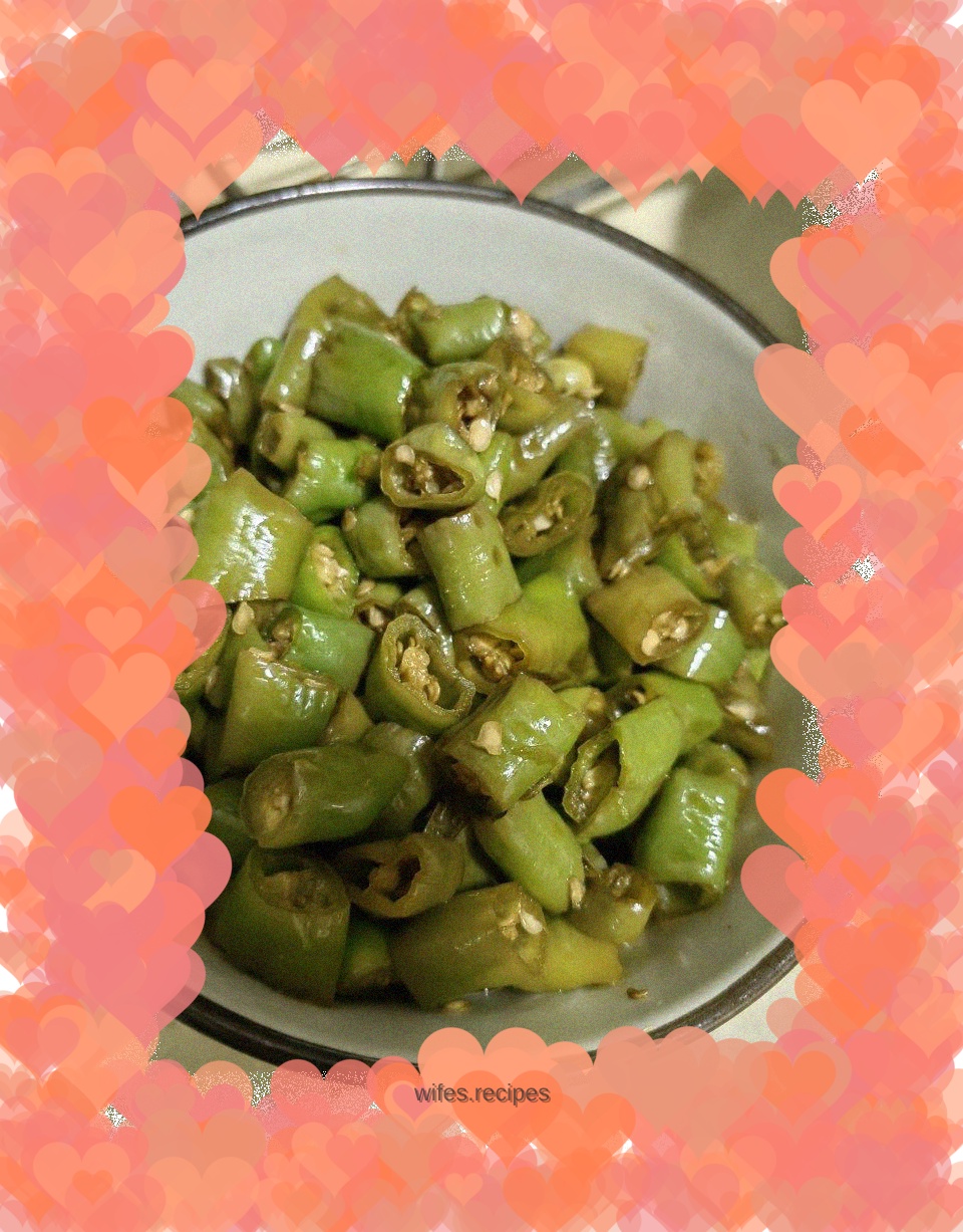 Vinegar pickled green pepper segments
