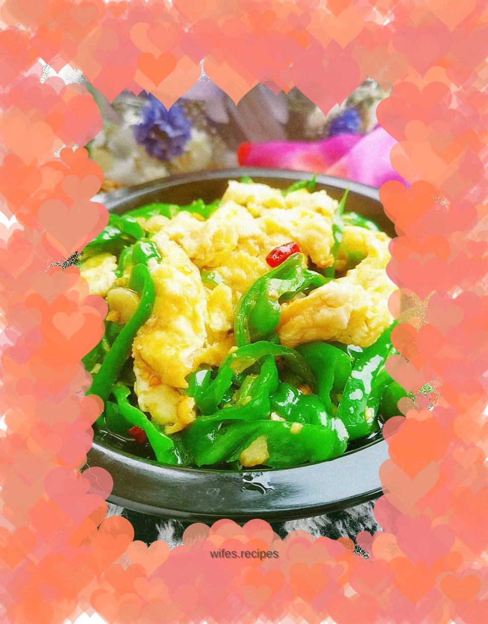 Fried eggs with green pepper