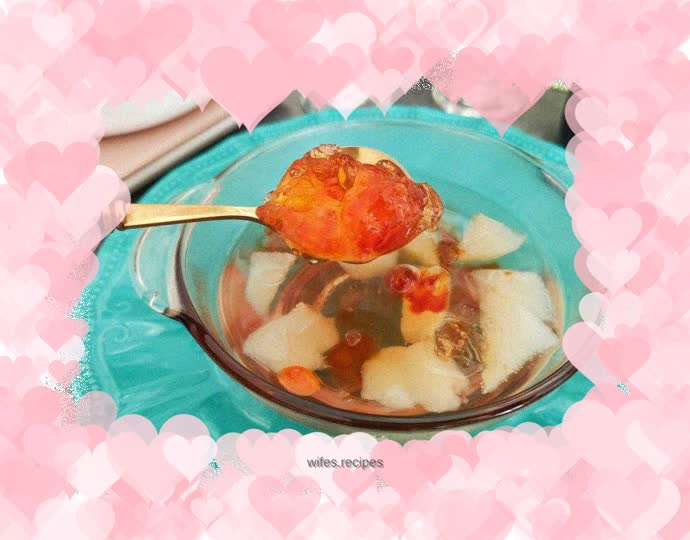 Peach gum, wolfberry and snow pear soup