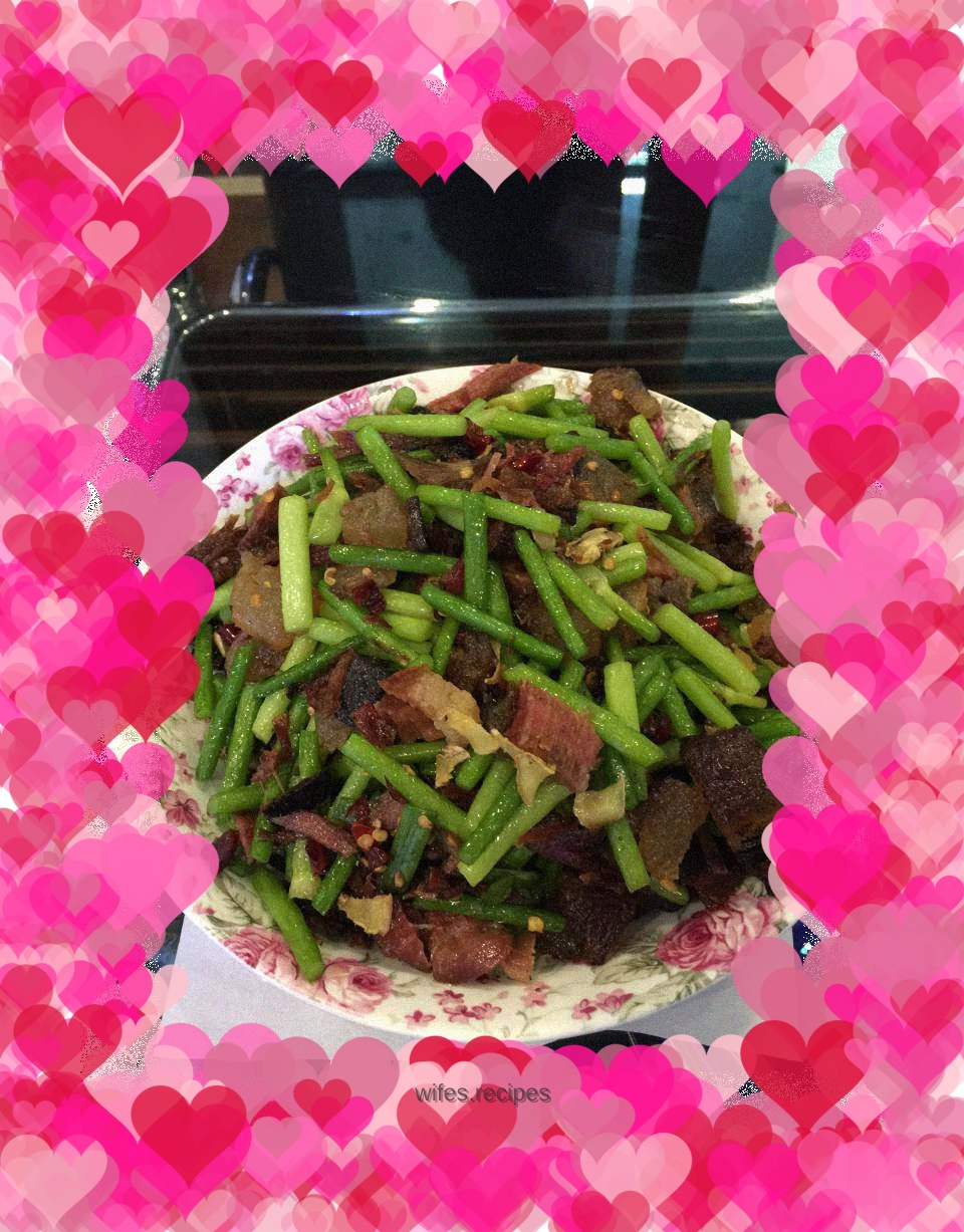 Stir-fried bacon with garlic