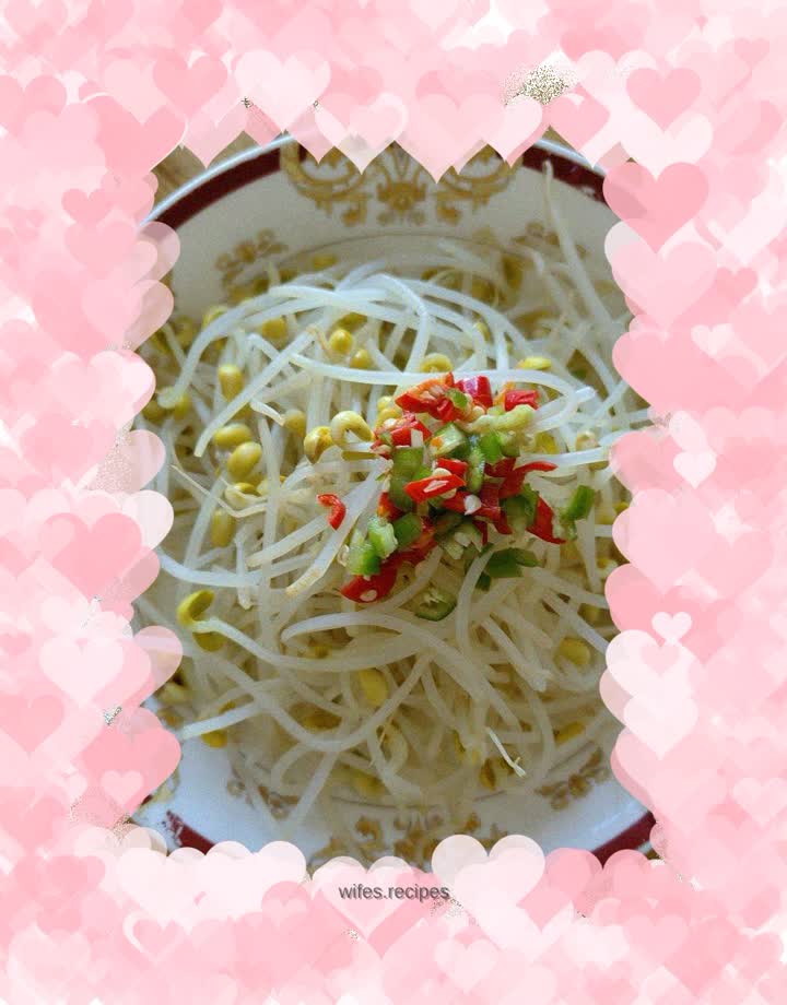 Soybean sprouts mixed with double peppers