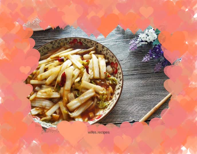 Spicy stir-fried cabbage strips