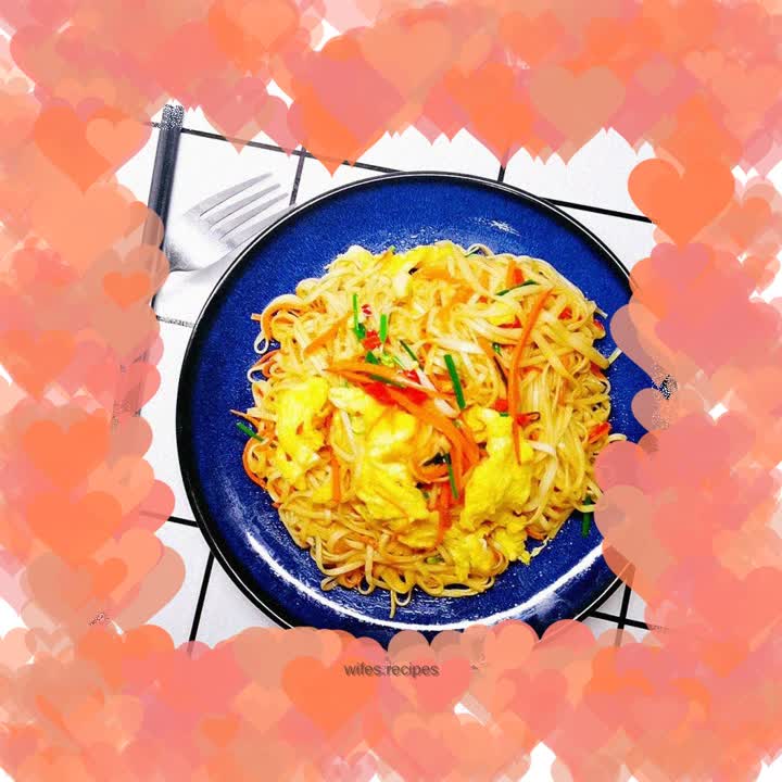 Fried noodles with eggs