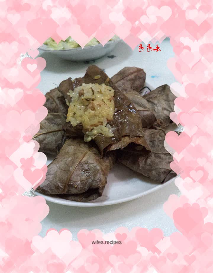 Onion-flavored glutinous rice meat rolled in lotus leaves