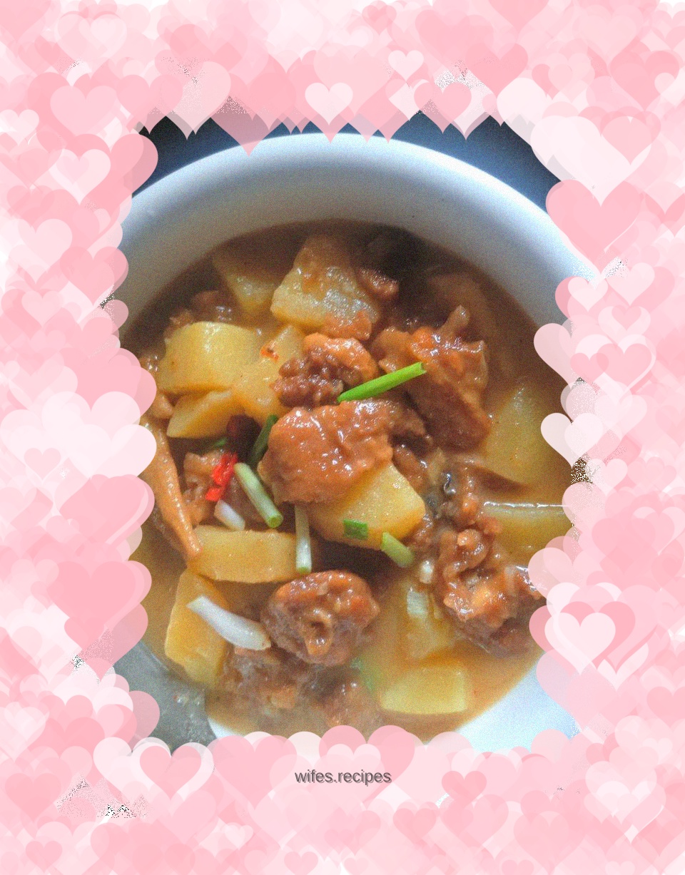 Noodles with chicken and potatoes